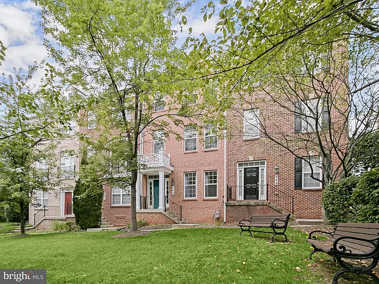 563 Pelican Ave — Photo 2