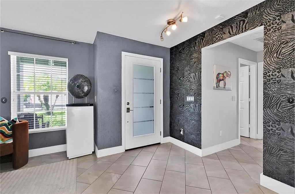 6 bed, 4.0 bath, 3219 sqft, $4,000 — Photo 2