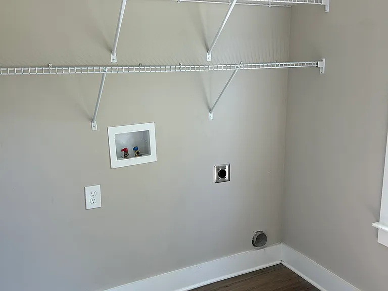 110 Sanders Dr — Photo 7