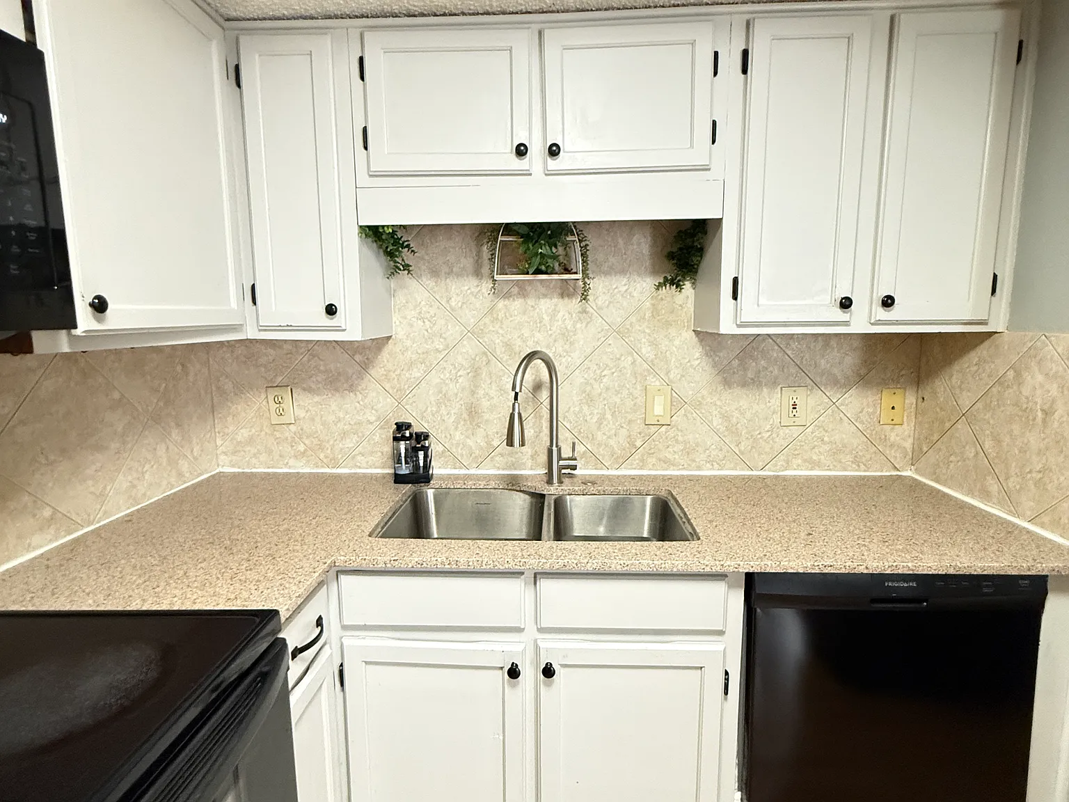 3 bed, 1355 sqft, $2,100 — Photo 2