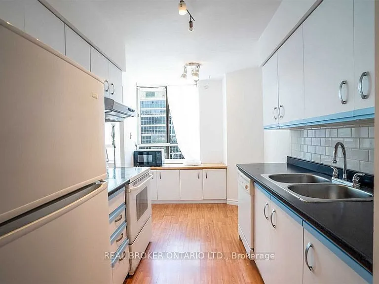 633 Bay St #2021 — Photo 9