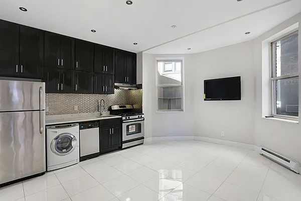 Rented by Your Vanity Realty | media 23