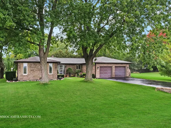 631 N Sycamore St, Hinckley, IL 60520