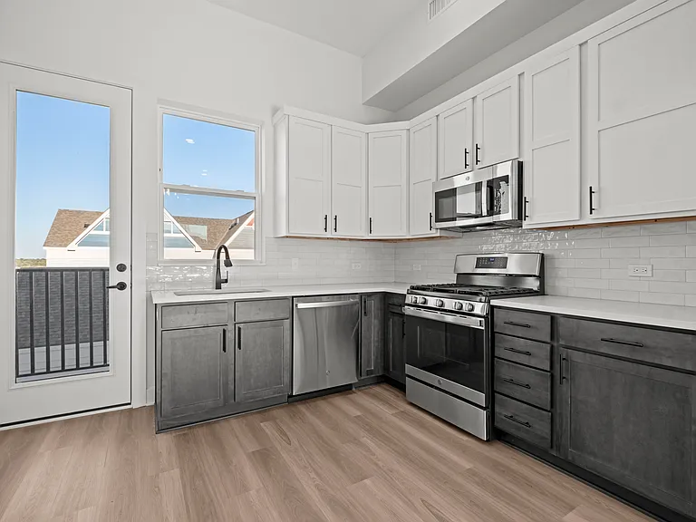 447 SW Longview Blvd — Photo 9