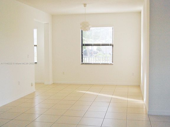 3rd image of 625 NE 191st Ter