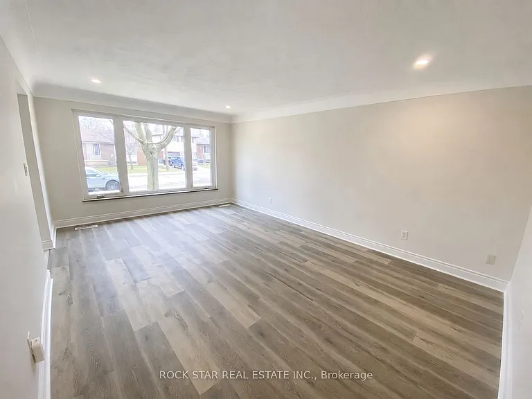 227 Fernwood Cres #MAIN — Photo 4