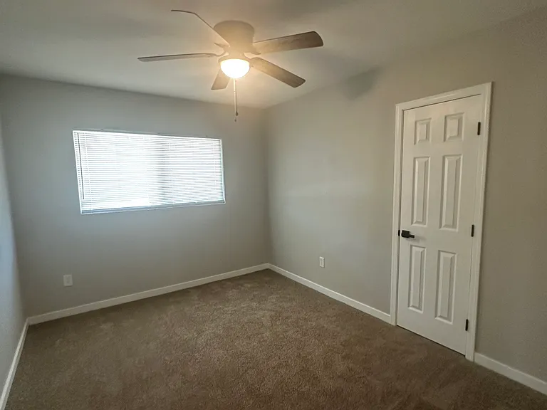 5608 S 16th Pl — Photo 4