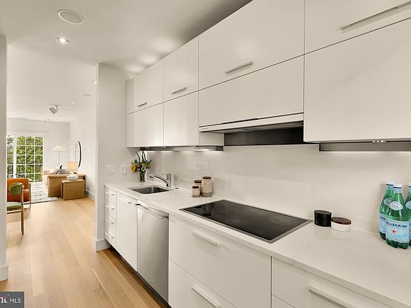 5th image of 1638 Beekman Pl NW APT B