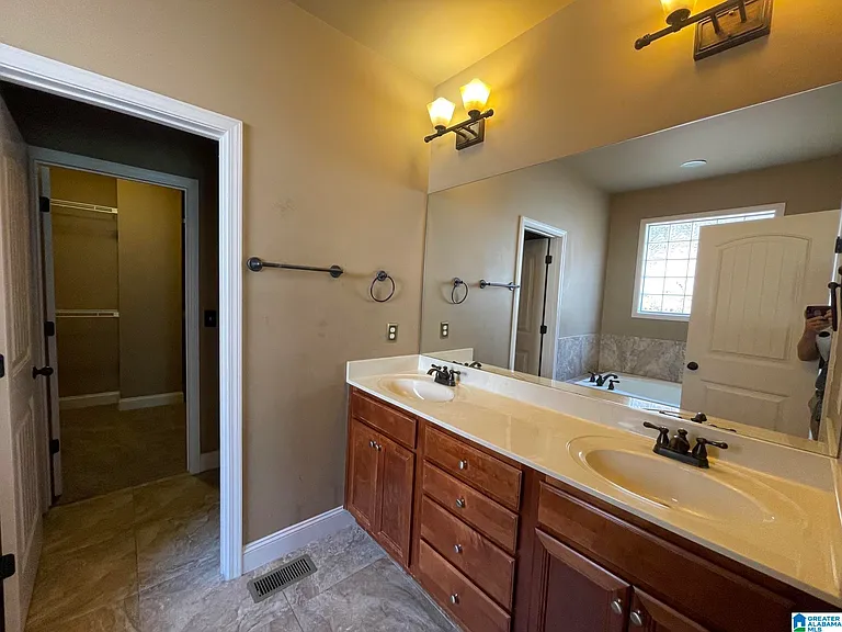 208 Castlehill Dr — Photo 6