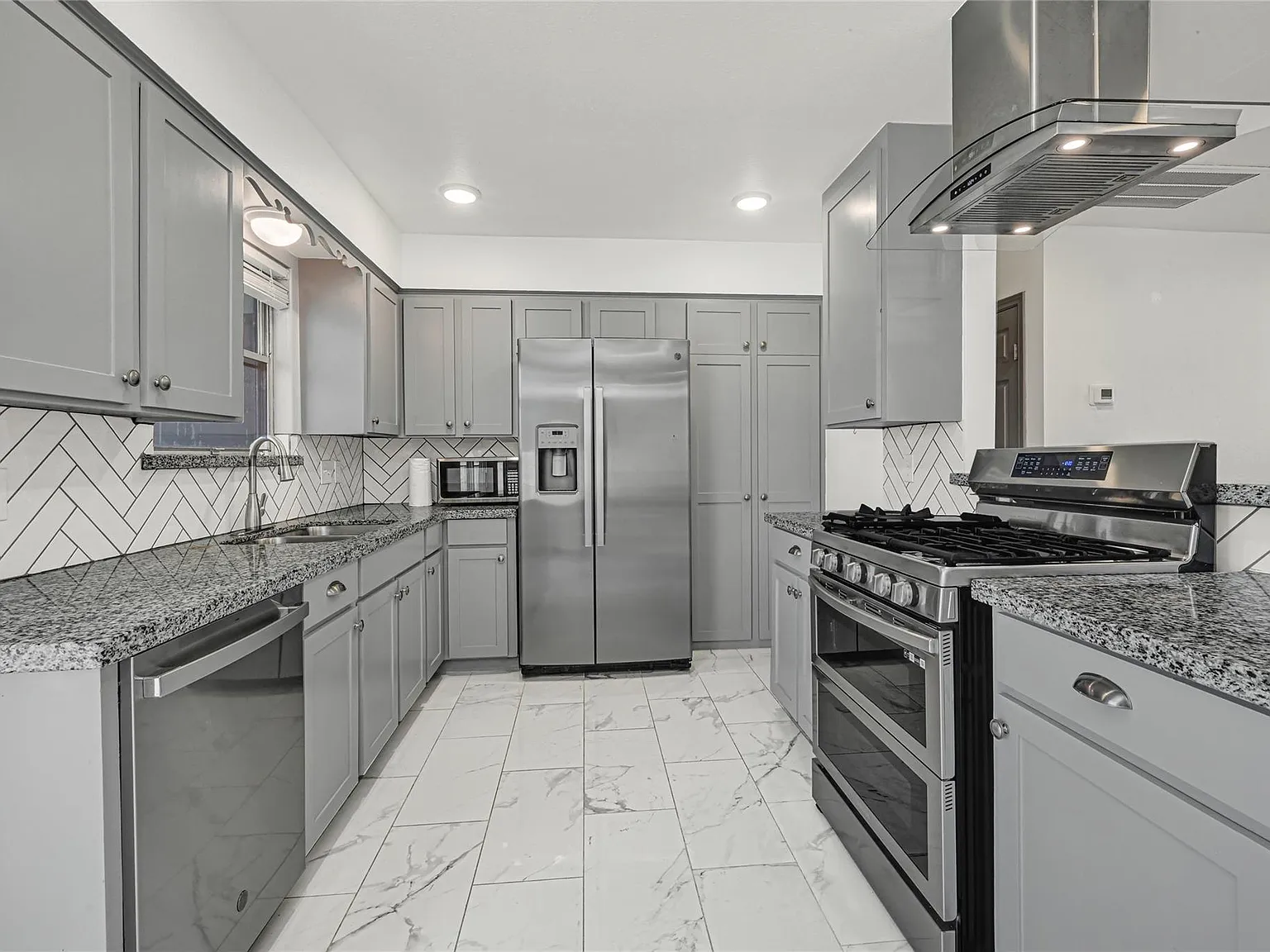 4 bed, 2.0 bath, 1408 sqft, $2,100 — Photo 4