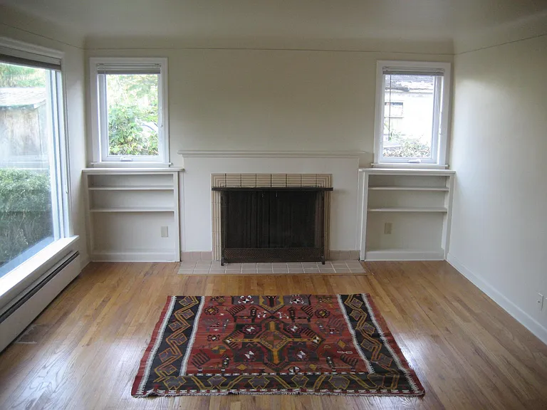 5511 39th Ave NE — Photo 2