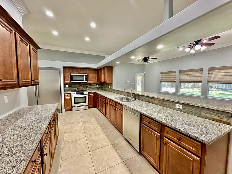 209 Coral Dr — Photo 2