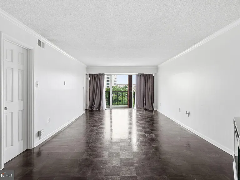 1300 Army Navy Dr #916 — Photo 3