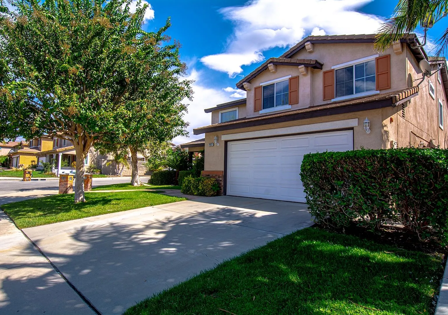 7237 Oak Tree Pl- Fontana Ca 92336- 5 Br 3bth 2 Car Gr- For Rent — Photo 3