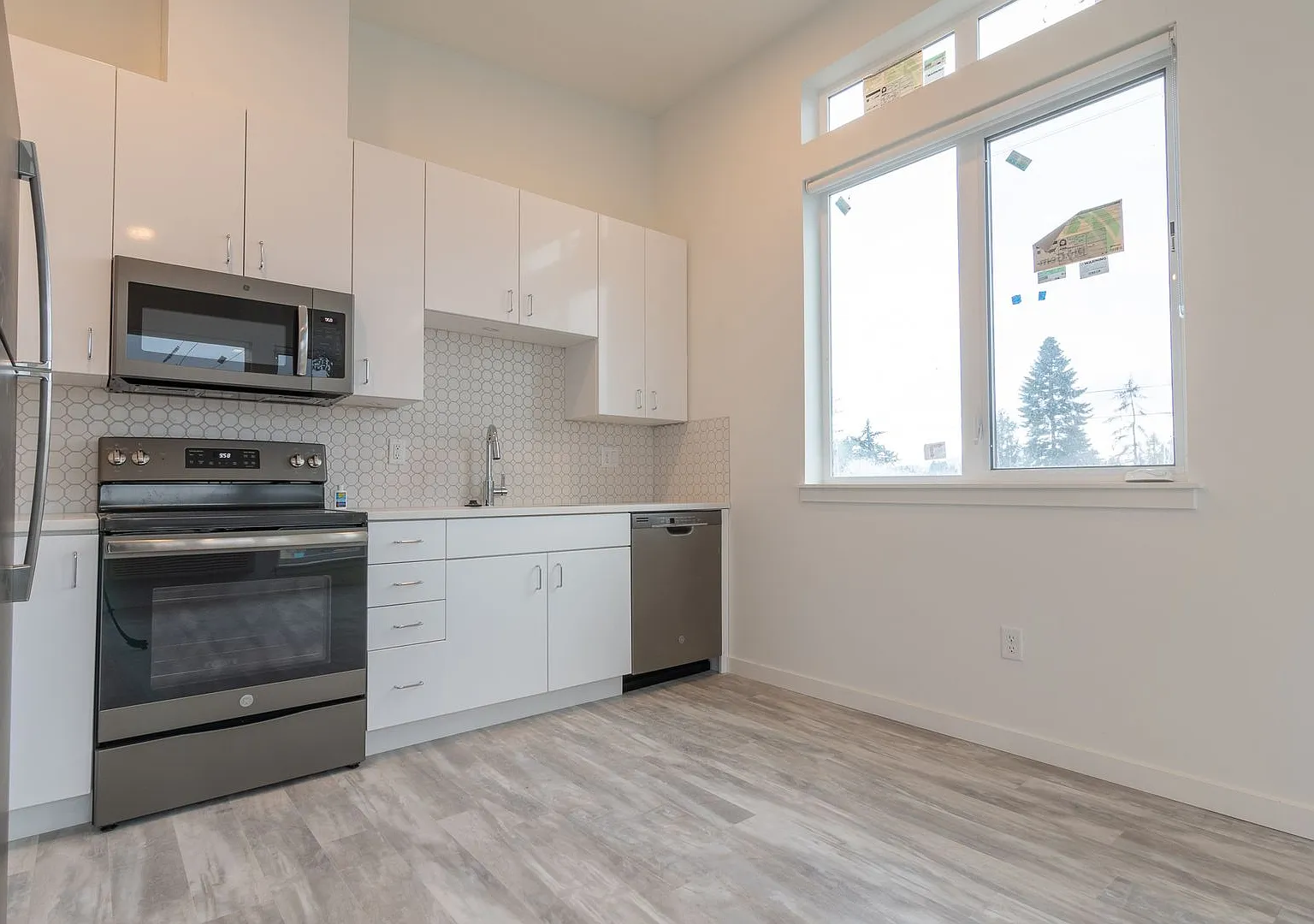 6011 SE 90th Ave - (For unit #201): Get 1 Month Free! — Photo 3