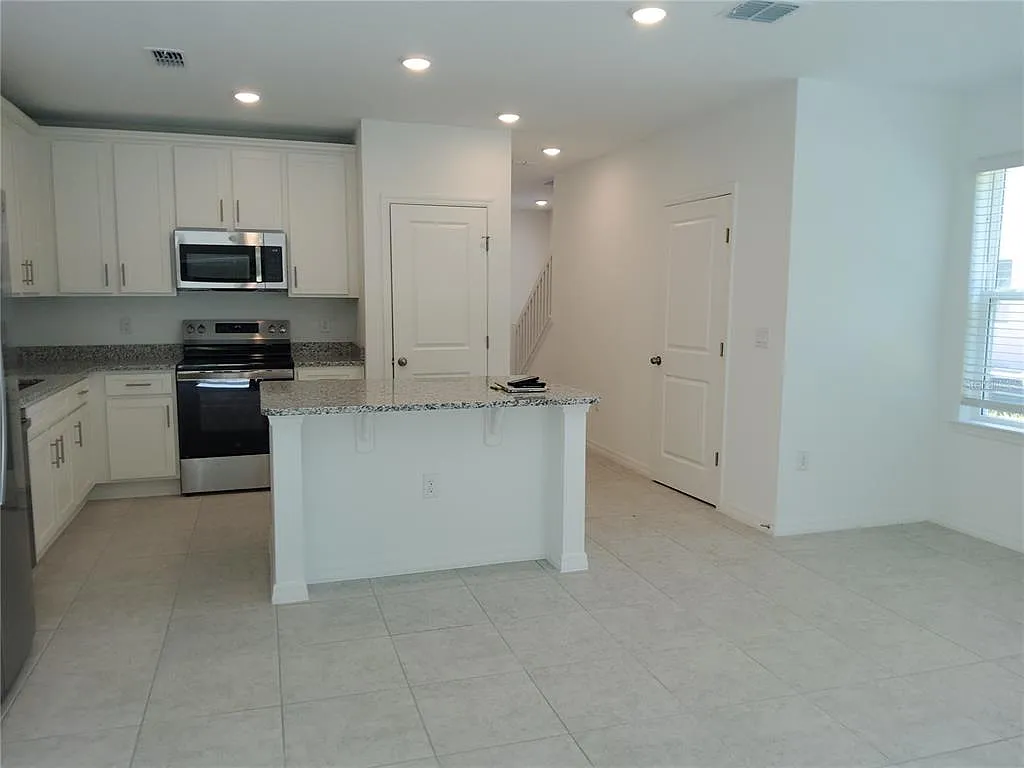 3 bed, 2.5 bath, 1300 sqft, $2,000 — Photo 2