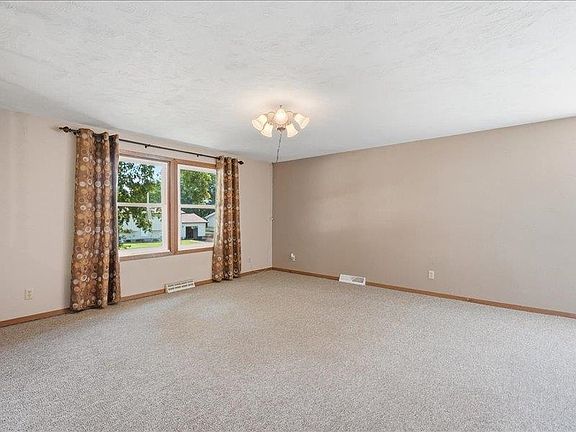 4th image of 618 3rd St SE