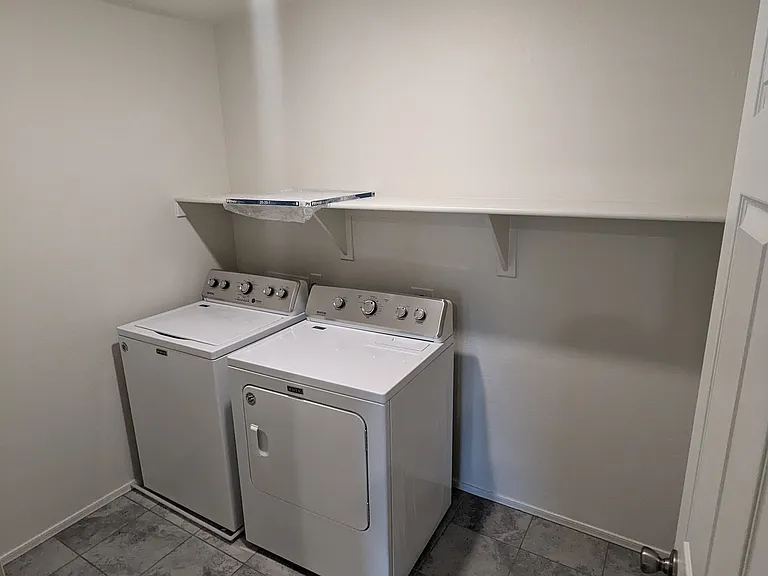 47 E Constitution Dr — Photo 20