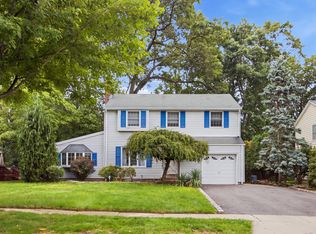 557 Monroe Ct, River Edge, NJ 07661