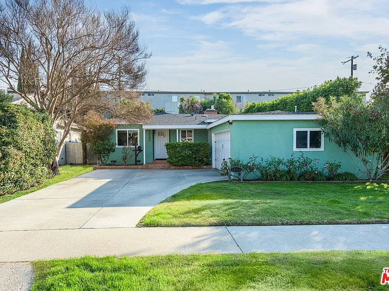 16604 Gilmore St — Photo 3