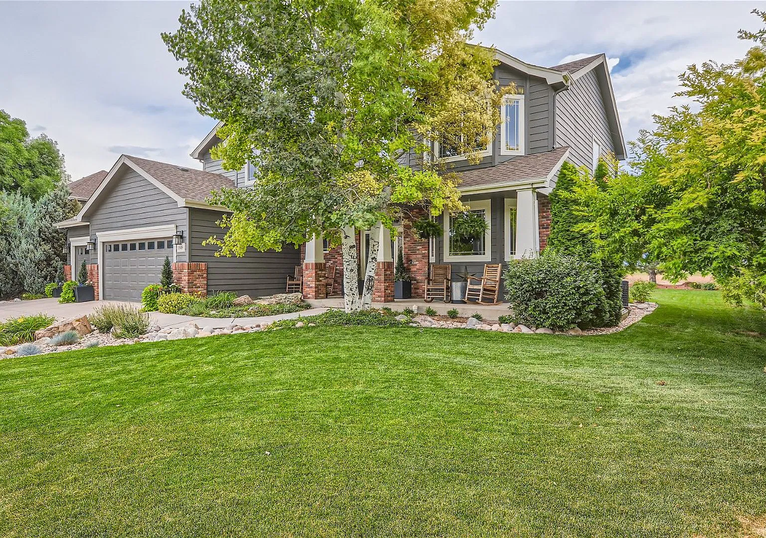 Elegant Home in Bison Ridge — Photo 2