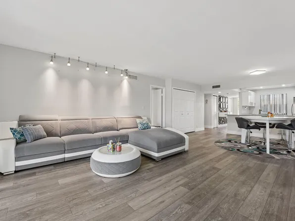 327 LAKEVIEW Drive #203, Weston, FL 33326