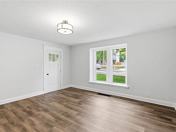 5th image of 328 E Main St
