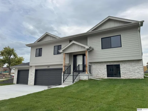 21501 Old Coach Rd, Elkhorn, NE 68022