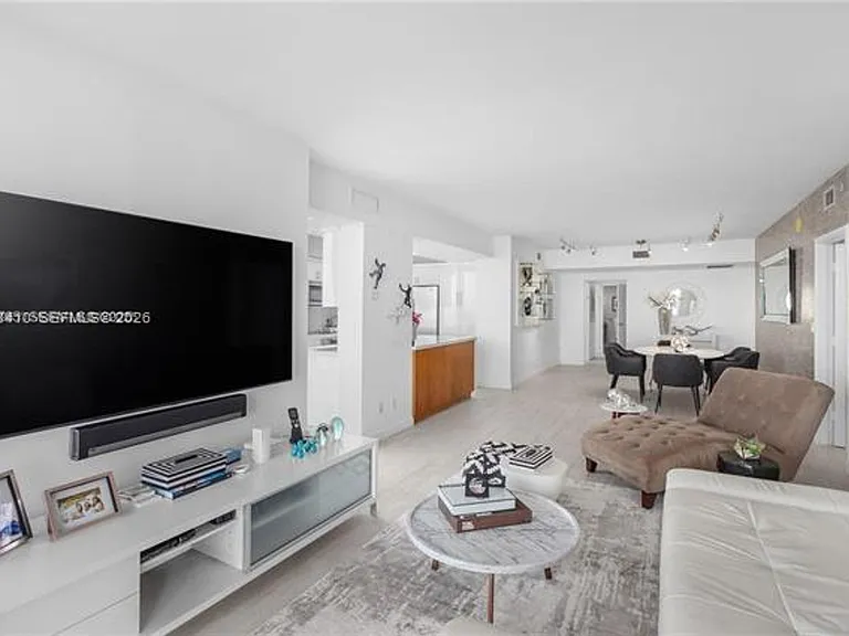 335 Biscayne #2309 — Photo 11