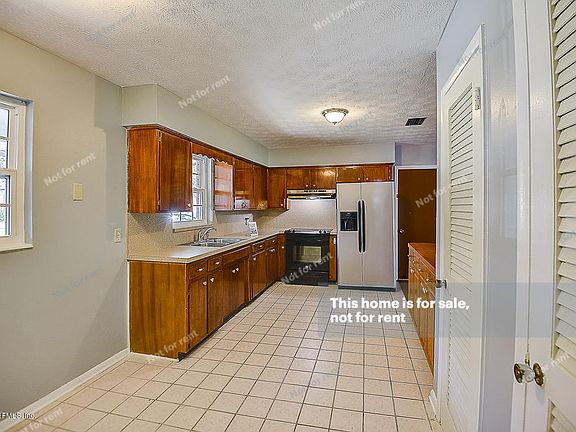 3rd image of 1815 Grove Park Dr