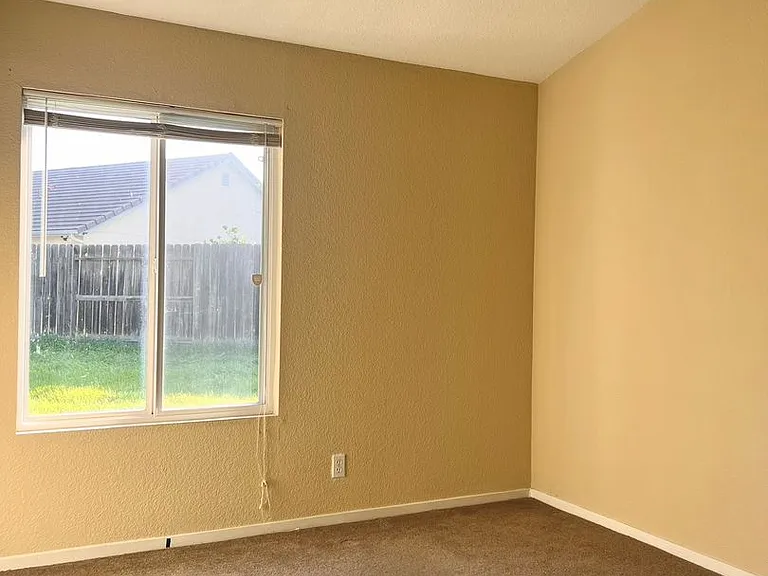 633 Langley Ct — Photo 8