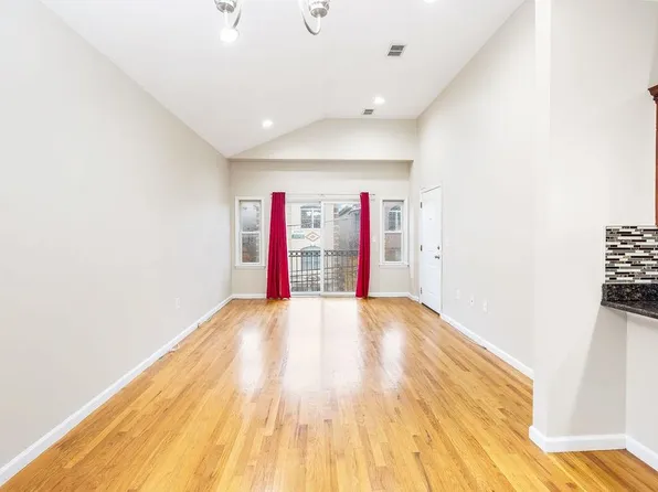 43 Manhattan Avenue image 9 of 25