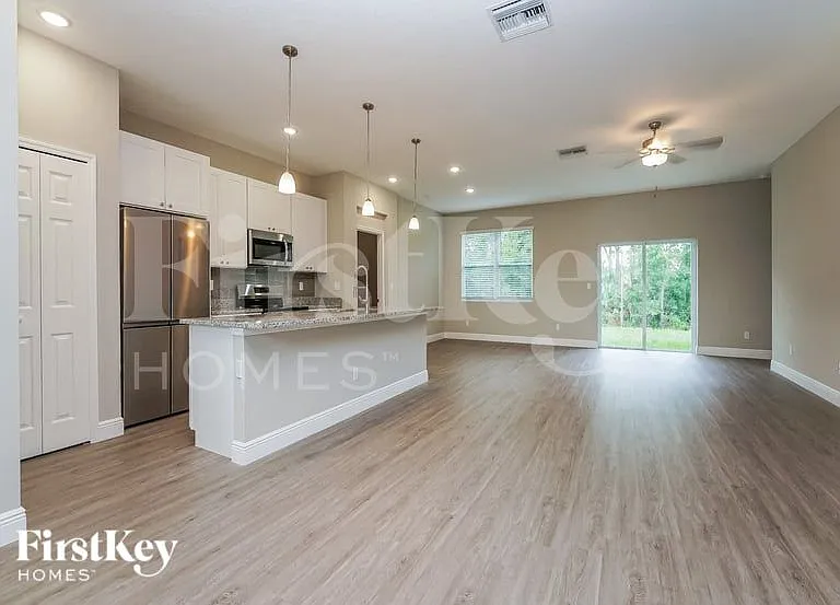 2420 San Filippo Dr SE — Photo 2