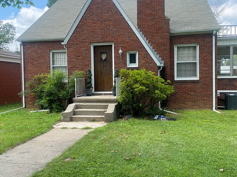 1300 Olive St — Photo 1