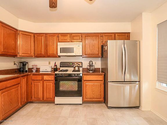 5th image of 34 Camelot Ct Unit 1