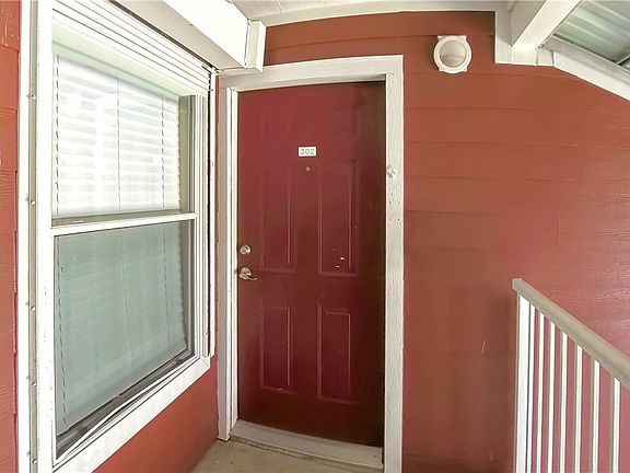 3rd image of 523 Sw Pkwy #302