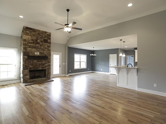 4th image of 215 Kirk Ln