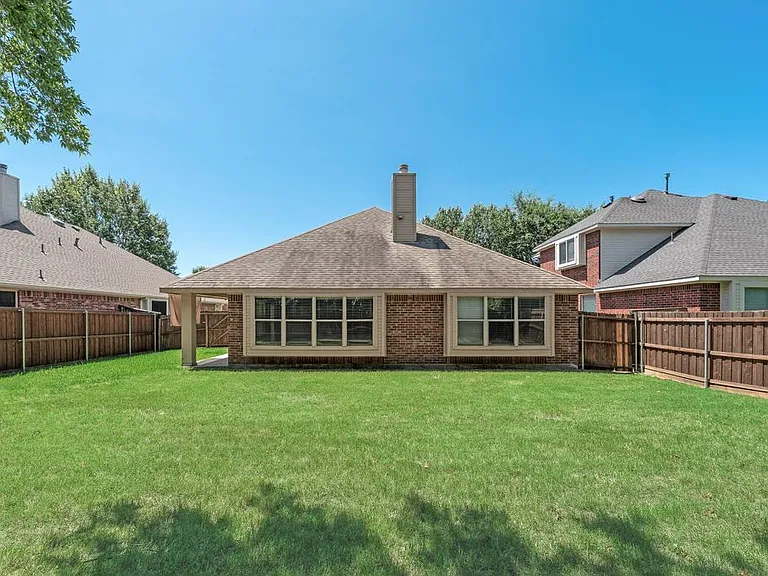 7600 Shasta Dr — Photo 28