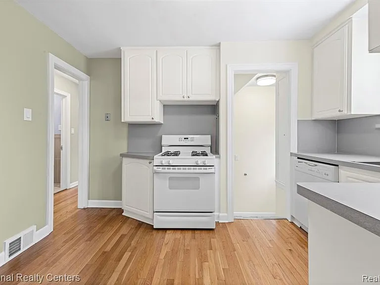 4521 Elmwood Ave — Photo 15