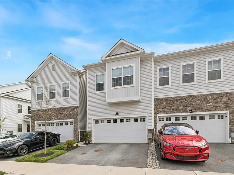 155 Livingston Ln — Photo 2