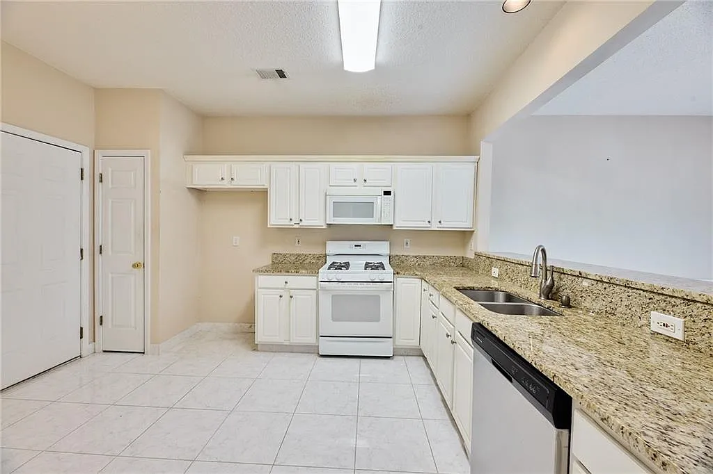 3 bed, 1732 sqft, $2,300 — Photo 4