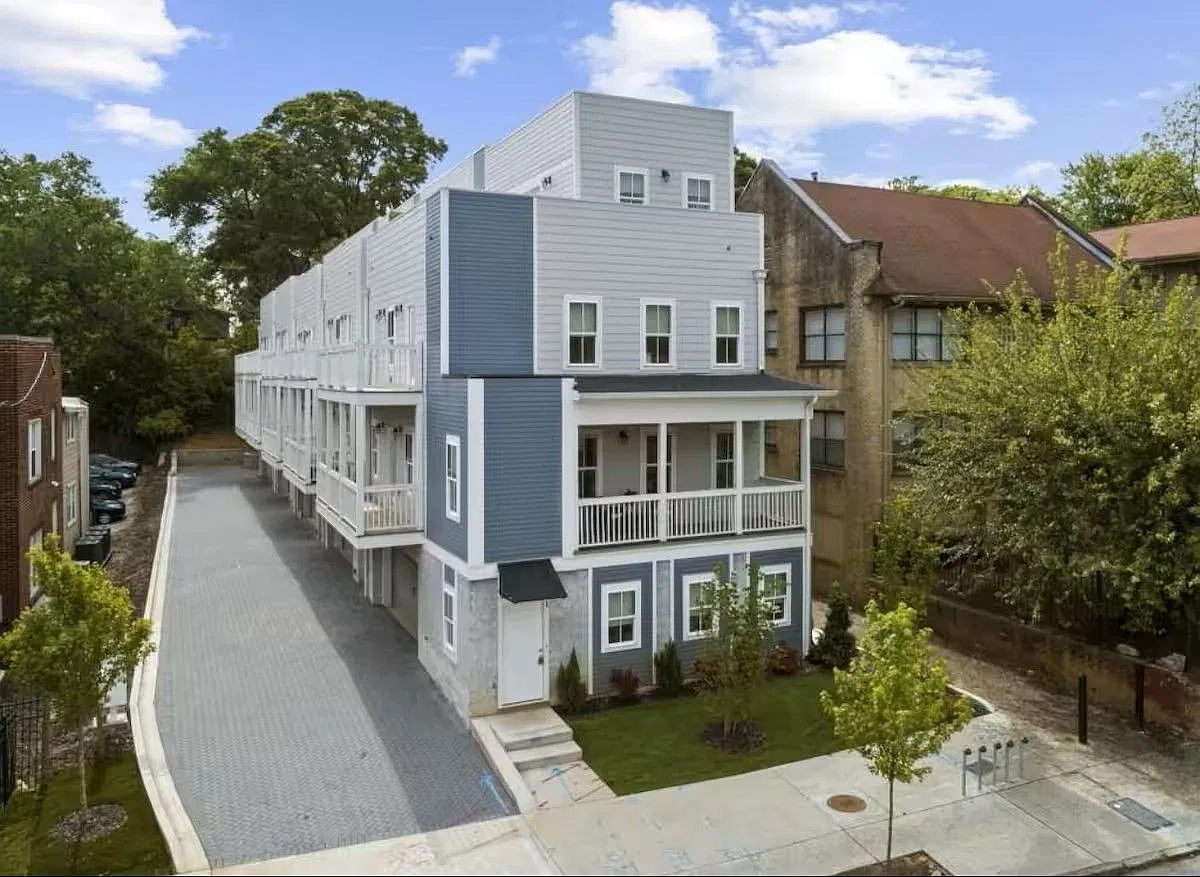 663 Boulevard NE — Photo 1