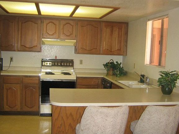 Kitchen w/breakfast bar opens to dining room