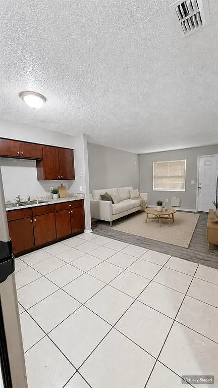 3 bed, 1.0 bath, 1715 sqft, $2,300 — Photo 3