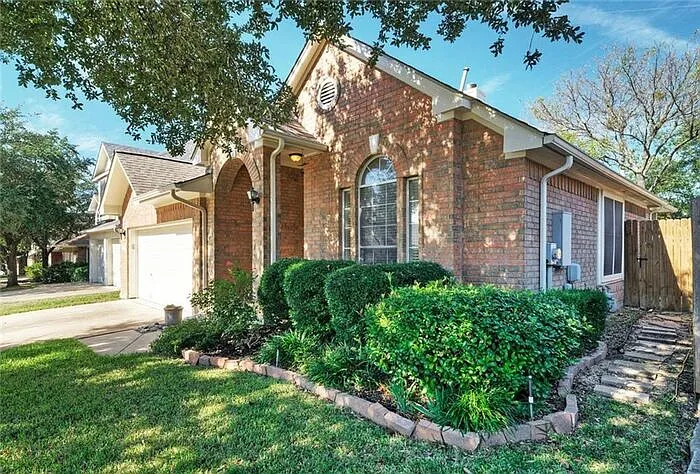3 bed, 2.0 bath, 1723 sqft, $2,195 — Photo 1