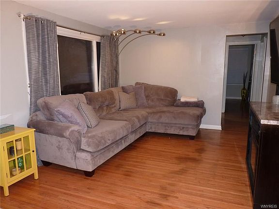 2nd image of 125 Amsterdam St