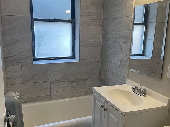 3rd image of 6920 S Oglesby Ave #2623