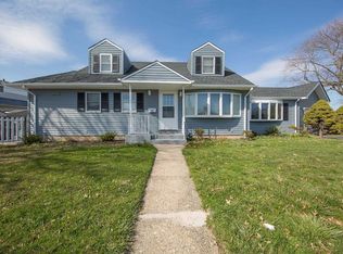 19 Winding Rd, Hicksville, NY 11801