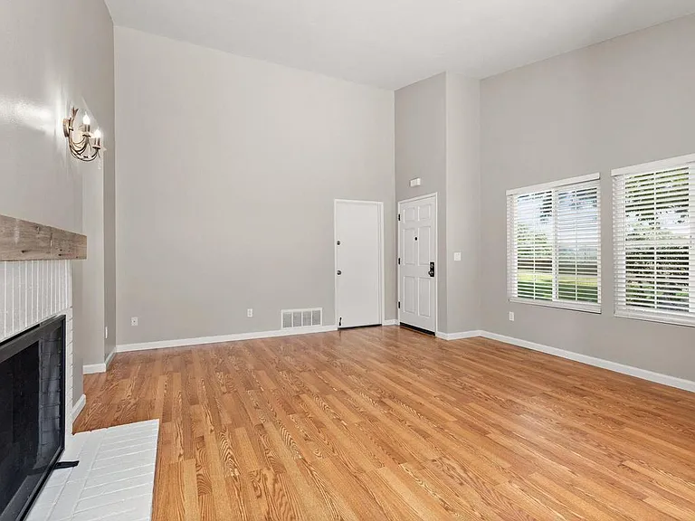 2975 Lexington Cir — Photo 14