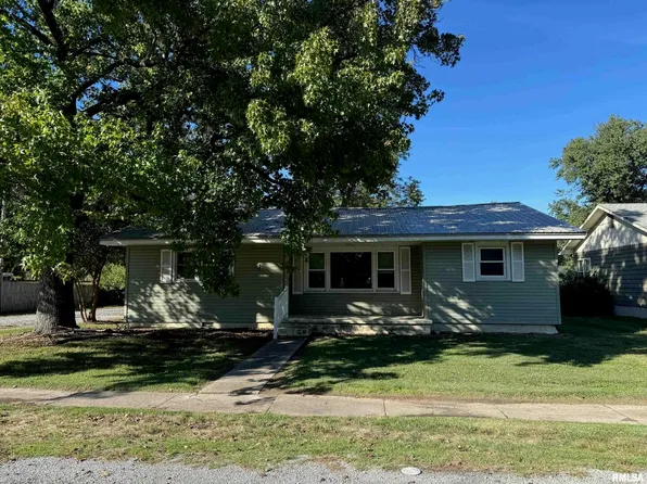 529 E Smith St, Benton, IL 62812